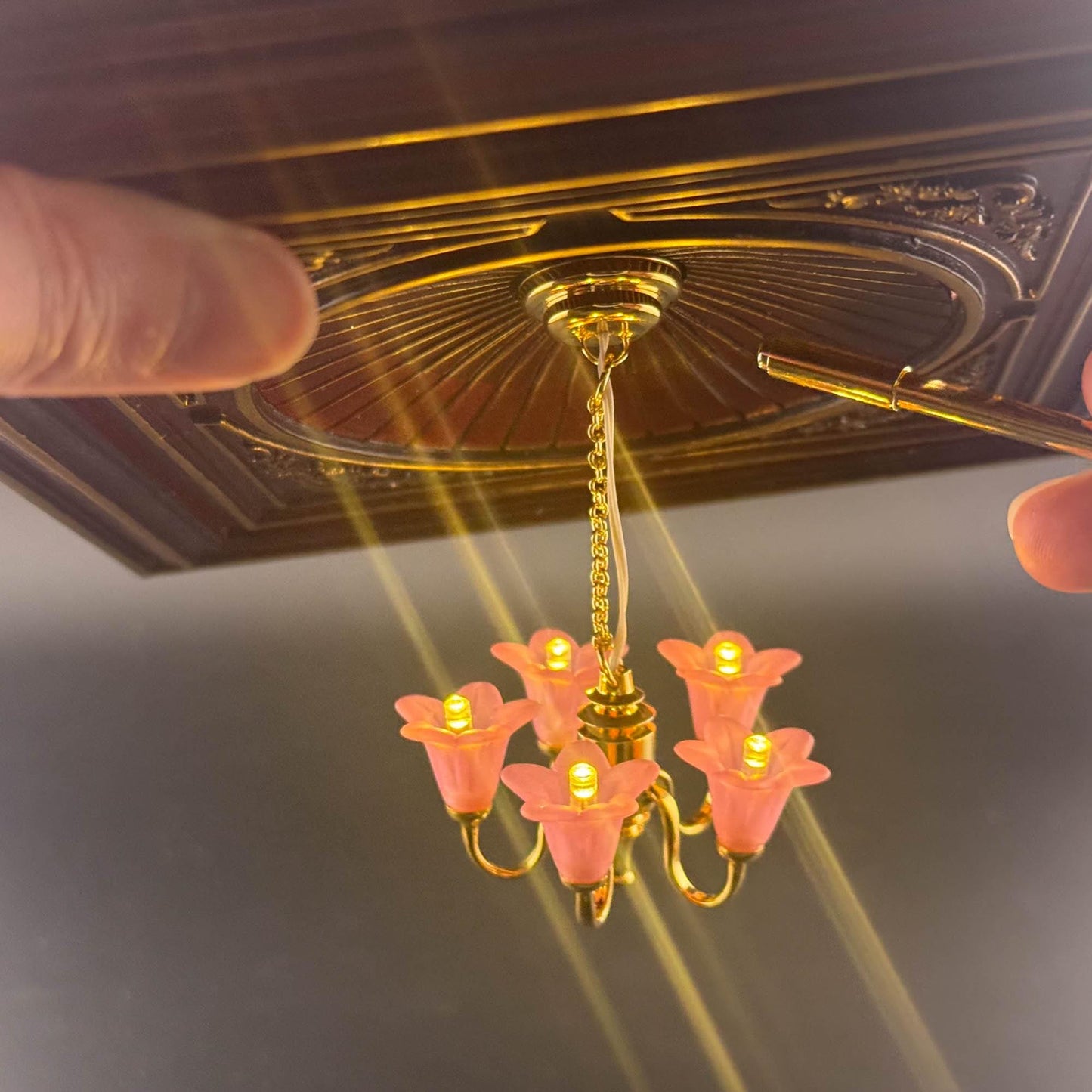 Lampe miniature en laiton Fonctionnement sans contact avec baguette Tulipes roses Lustre à 5 bras Lumière LED Échelle 1:12 pour maison de poupée Sans contact Sans interrupteur