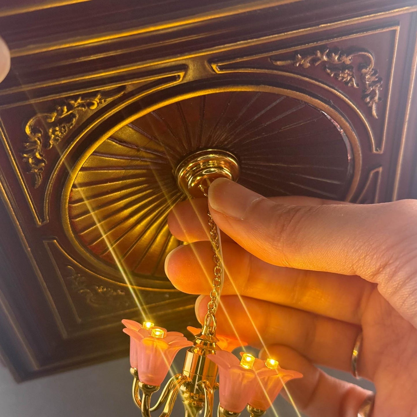 Lampe miniature en laiton Fonctionnement sans contact avec baguette Tulipes roses Lustre à 5 bras Lumière LED Échelle 1:12 pour maison de poupée Sans contact Sans interrupteur