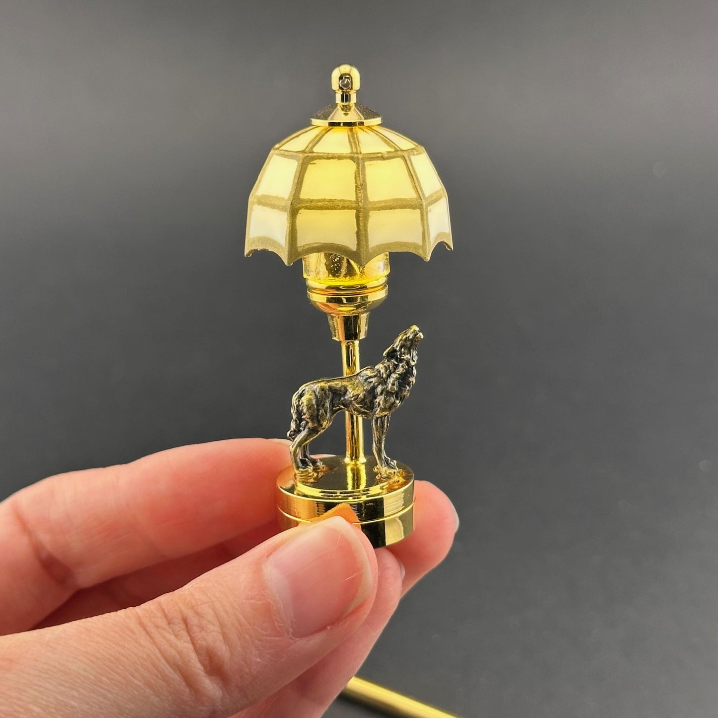 Miniature Touchless operation with Wand  1:12 table lamp LED for Dollhouse No-touch No-Switch Stick Moonlit Howling Wolf Table Lamp