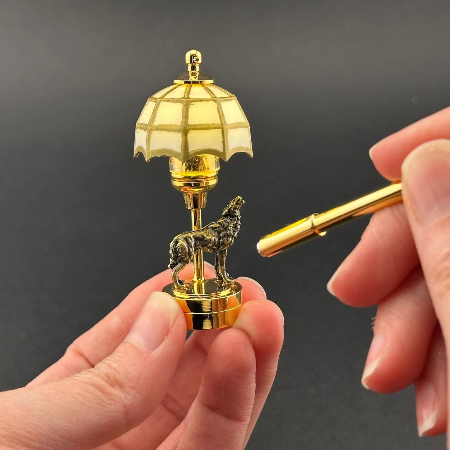 Miniature Touchless operation with Wand  1:12 table lamp LED for Dollhouse No-touch No-Switch Stick Moonlit Howling Wolf Table Lamp
