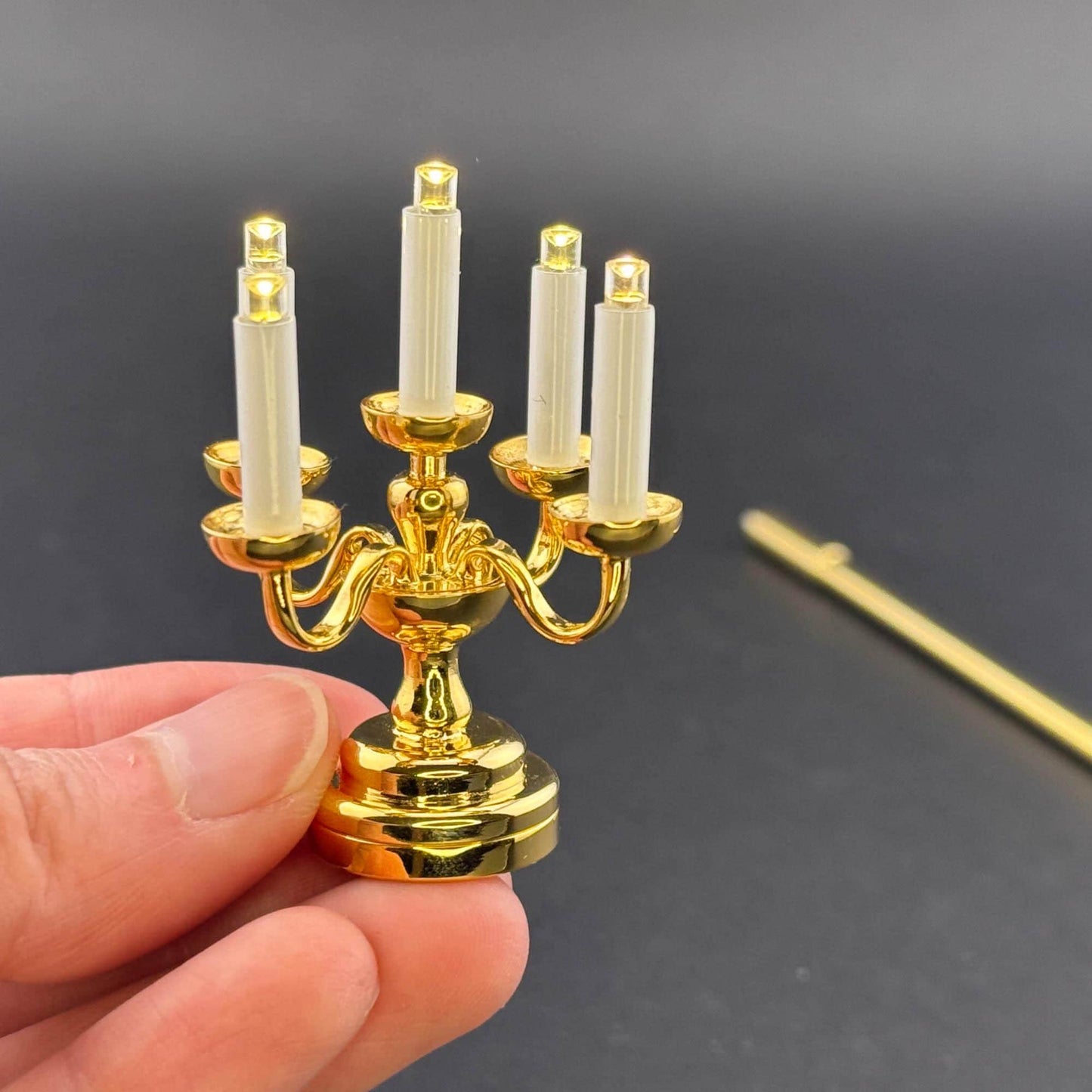 Lampe de table miniature sans contact avec baguette 1:12 LED pour maison de poupée Candélabre en laiton sans contact et sans interrupteur avec cinq bougies chandelier