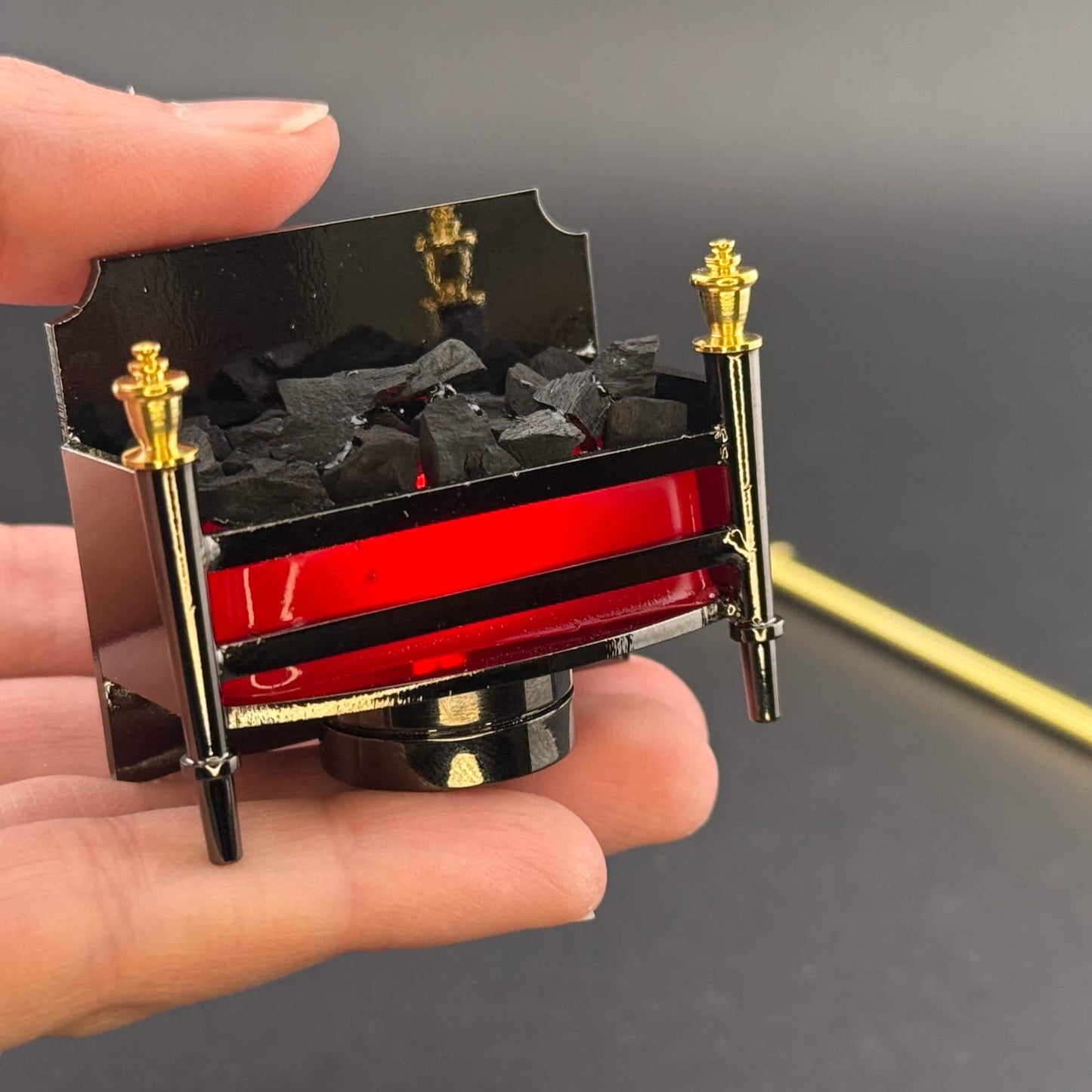 Lampe de table miniature sans contact avec baguette 1:12 LED pour cheminée de maison de poupée sans contact et sans interrupteur, braises incandescentes, grille de feu rouge