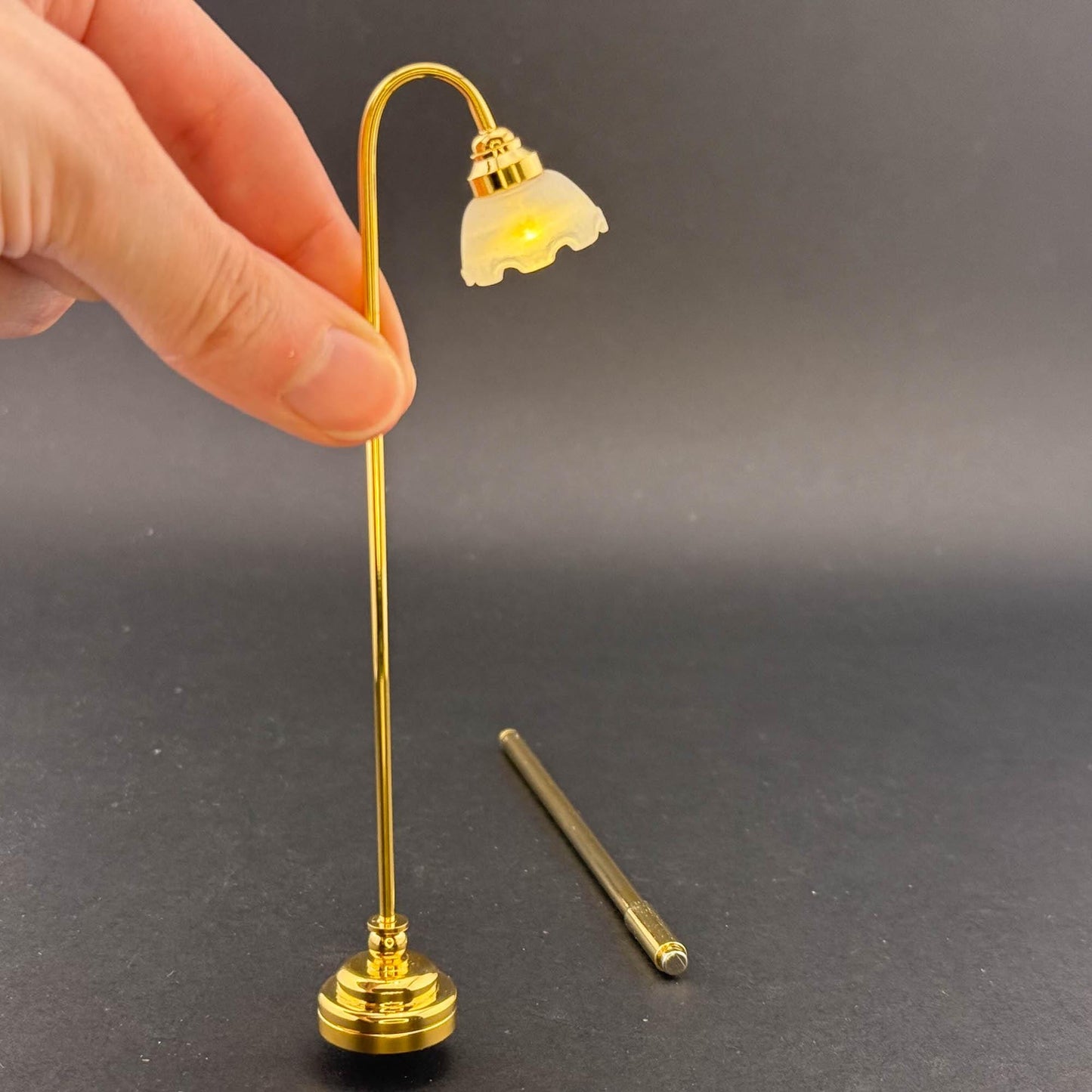 Lampe de table miniature sans contact avec baguette 1:12 LED pour maison de poupée Lampe de sol sans contact sans interrupteur avec couronne