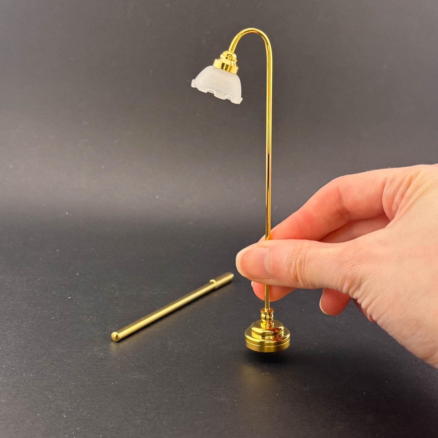 Lampe de table miniature sans contact avec baguette 1:12 LED pour maison de poupée Lampe de sol sans contact sans interrupteur avec couronne