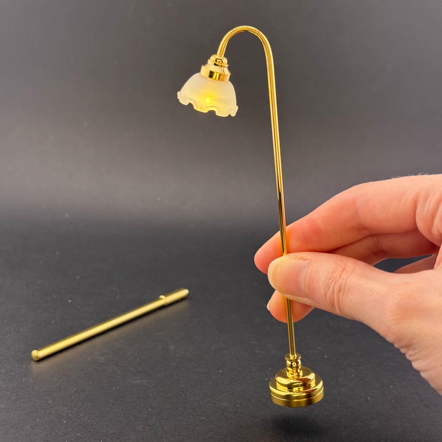 Lampe de table miniature sans contact avec baguette 1:12 LED pour maison de poupée Lampe de sol sans contact sans interrupteur avec couronne