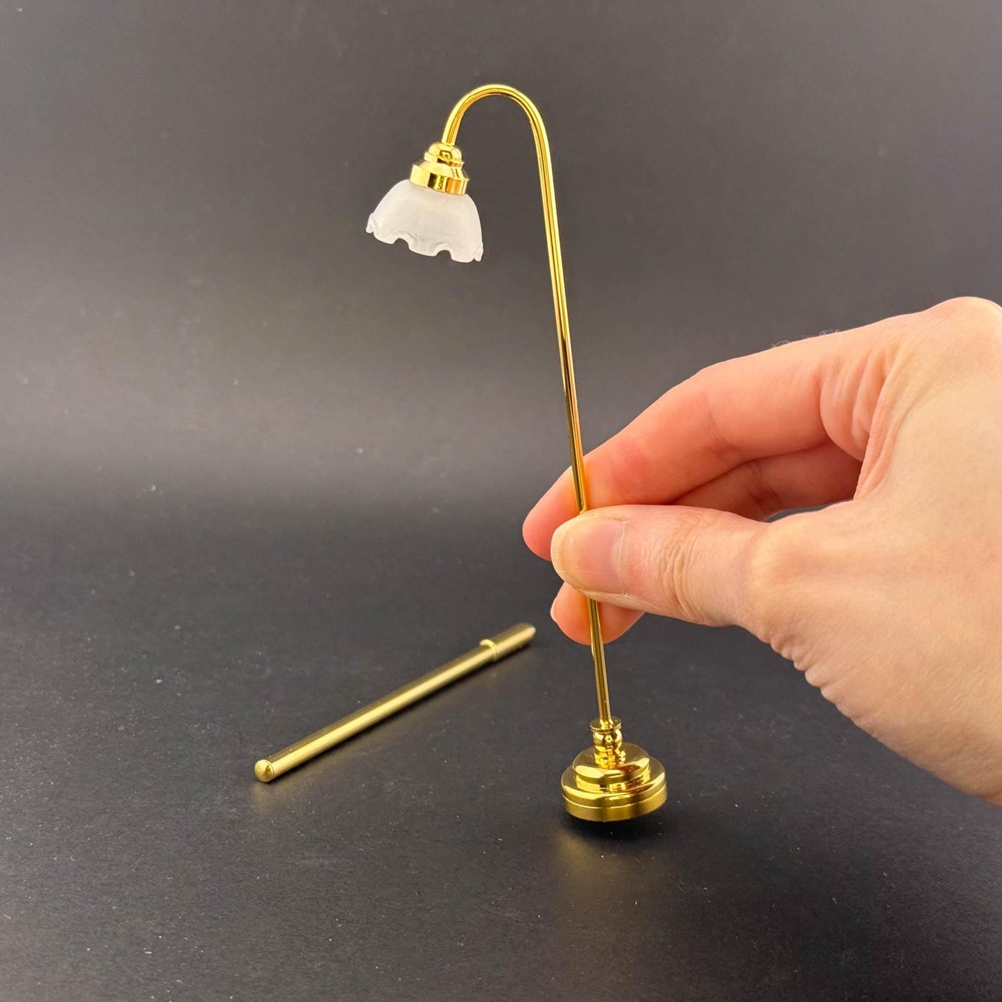 Lampe de table miniature sans contact avec baguette 1:12 LED pour maison de poupée Lampe de sol sans contact sans interrupteur avec couronne