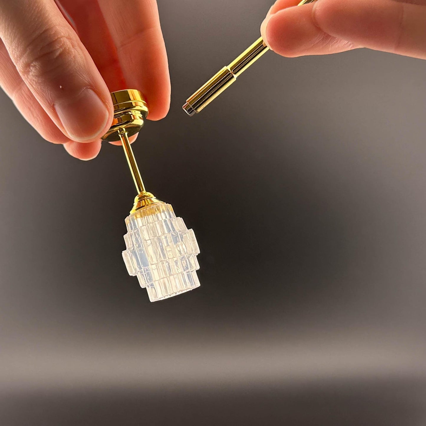 Plafonnier miniature en laiton Fonctionnement sans contact avec baguette abat-jour long transparent Lumière LED Échelle 1:12 pour maison de poupée Sans contact Sans interrupteur à plusieurs niveaux