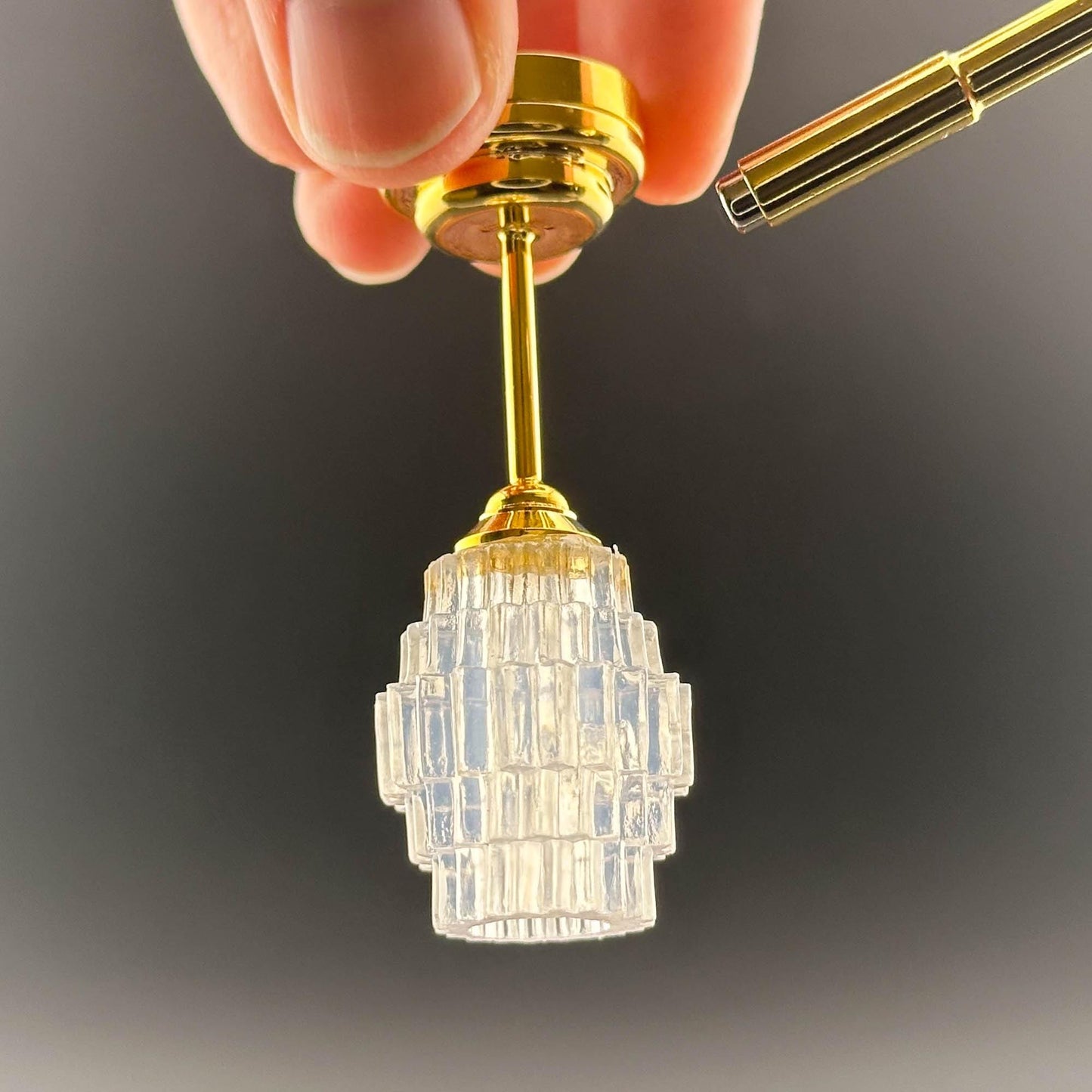 Plafonnier miniature en laiton Fonctionnement sans contact avec baguette abat-jour long transparent Lumière LED Échelle 1:12 pour maison de poupée Sans contact Sans interrupteur à plusieurs niveaux