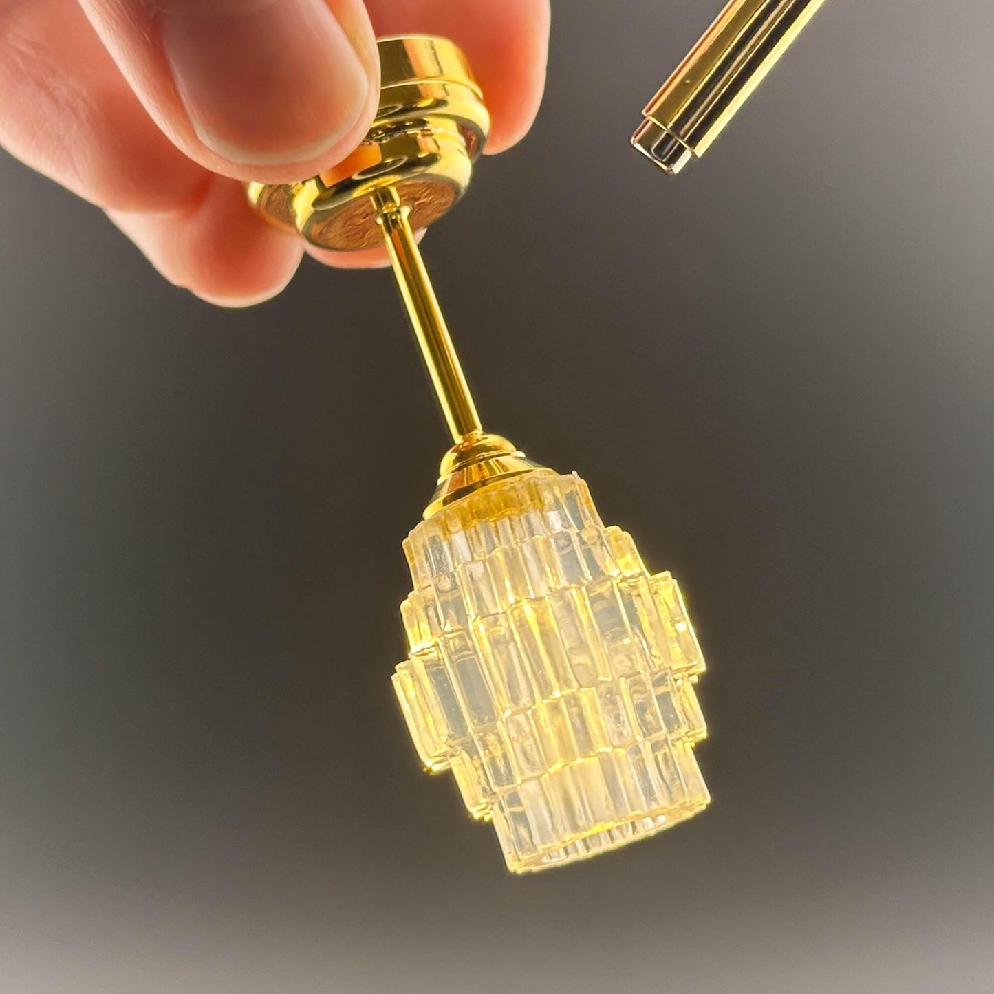 Plafonnier miniature en laiton Fonctionnement sans contact avec baguette abat-jour long transparent Lumière LED Échelle 1:12 pour maison de poupée Sans contact Sans interrupteur à plusieurs niveaux