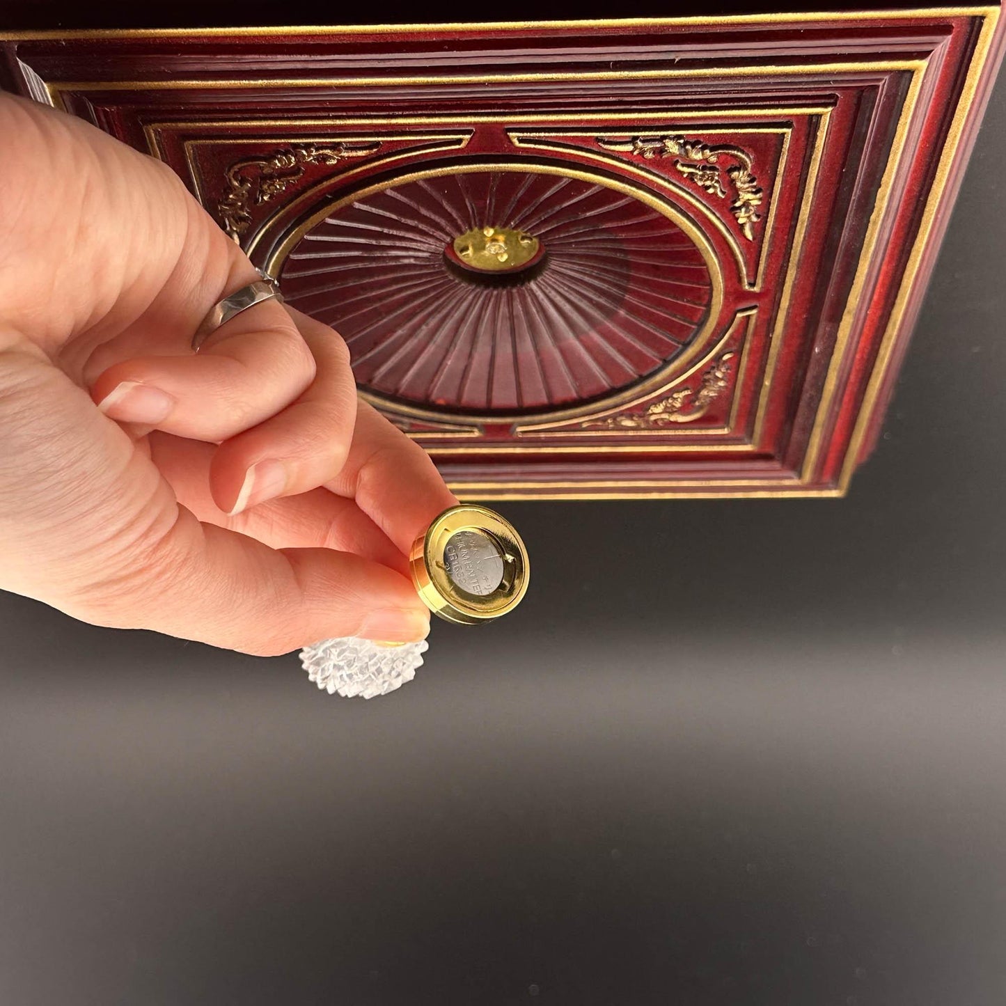 Plafonnier miniature en laiton Fonctionnement sans contact avec baguette abat-jour long transparent Lumière LED Échelle 1:12 pour maison de poupée Sans contact Sans interrupteur à plusieurs niveaux