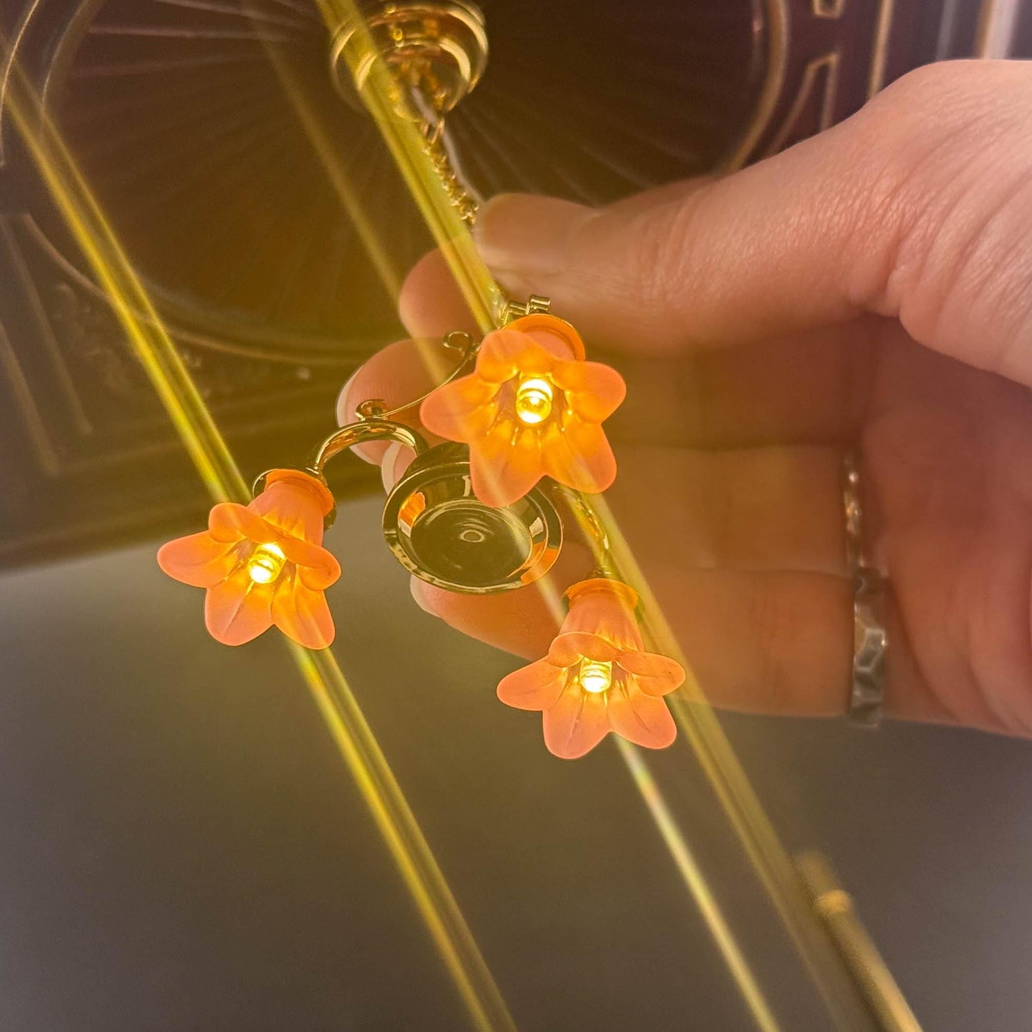Lampe miniature en laiton Fonctionnement sans contact avec baguette Tulipes ROSES Lustre à 3 bras Lumière LED Échelle 1:12 pour maison de poupée Sans contact Sans interrupteur