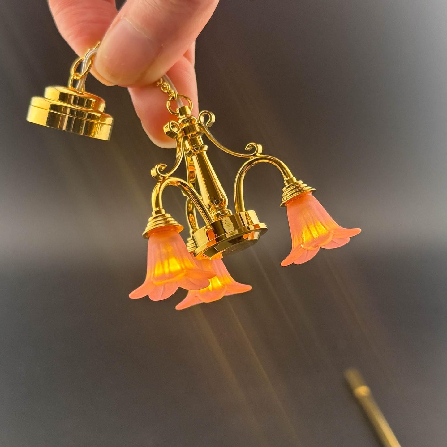 Lampe miniature en laiton Fonctionnement sans contact avec baguette Tulipes ROSES Lustre à 3 bras Lumière LED Échelle 1:12 pour maison de poupée Sans contact Sans interrupteur