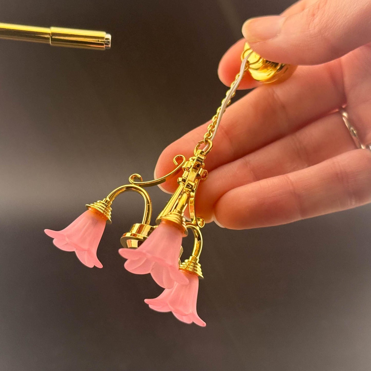 Lampe miniature en laiton Fonctionnement sans contact avec baguette Tulipes ROSES Lustre à 3 bras Lumière LED Échelle 1:12 pour maison de poupée Sans contact Sans interrupteur