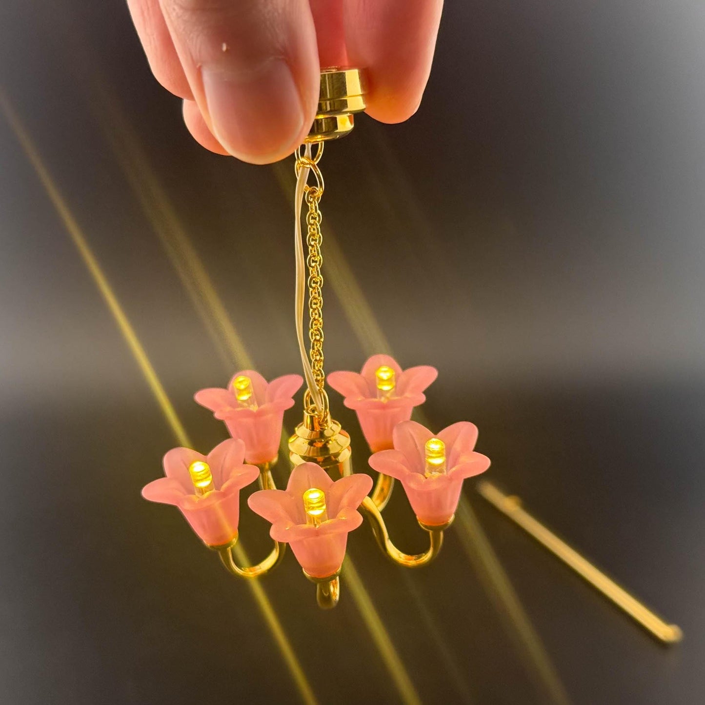 Lampe miniature en laiton Fonctionnement sans contact avec baguette Tulipes roses Lustre à 5 bras Lumière LED Échelle 1:12 pour maison de poupée Sans contact Sans interrupteur