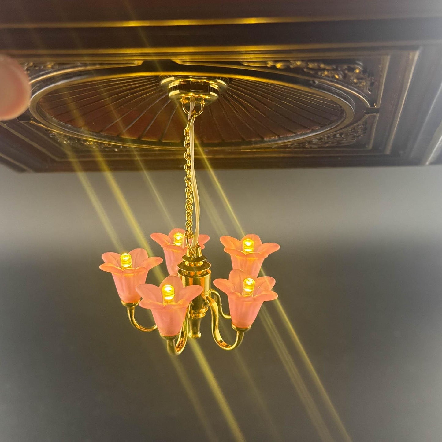 Lampe miniature en laiton Fonctionnement sans contact avec baguette Tulipes roses Lustre à 5 bras Lumière LED Échelle 1:12 pour maison de poupée Sans contact Sans interrupteur