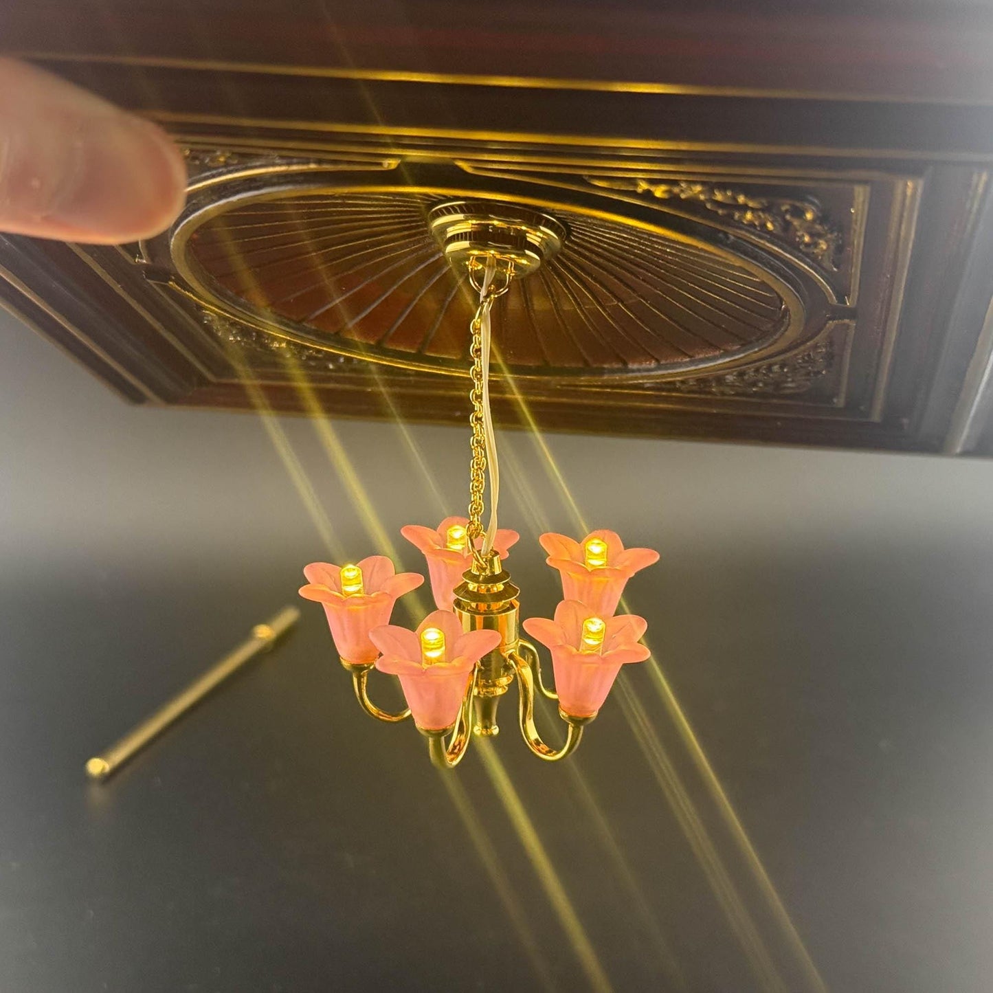 Lampe miniature en laiton Fonctionnement sans contact avec baguette Tulipes roses Lustre à 5 bras Lumière LED Échelle 1:12 pour maison de poupée Sans contact Sans interrupteur