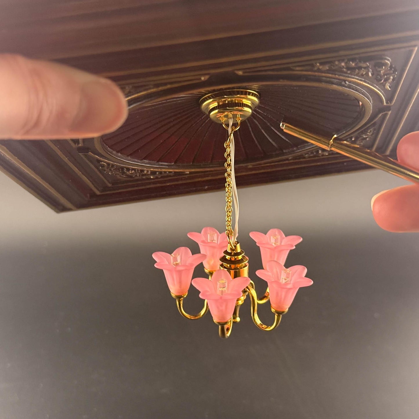 Lampe miniature en laiton Fonctionnement sans contact avec baguette Tulipes roses Lustre à 5 bras Lumière LED Échelle 1:12 pour maison de poupée Sans contact Sans interrupteur