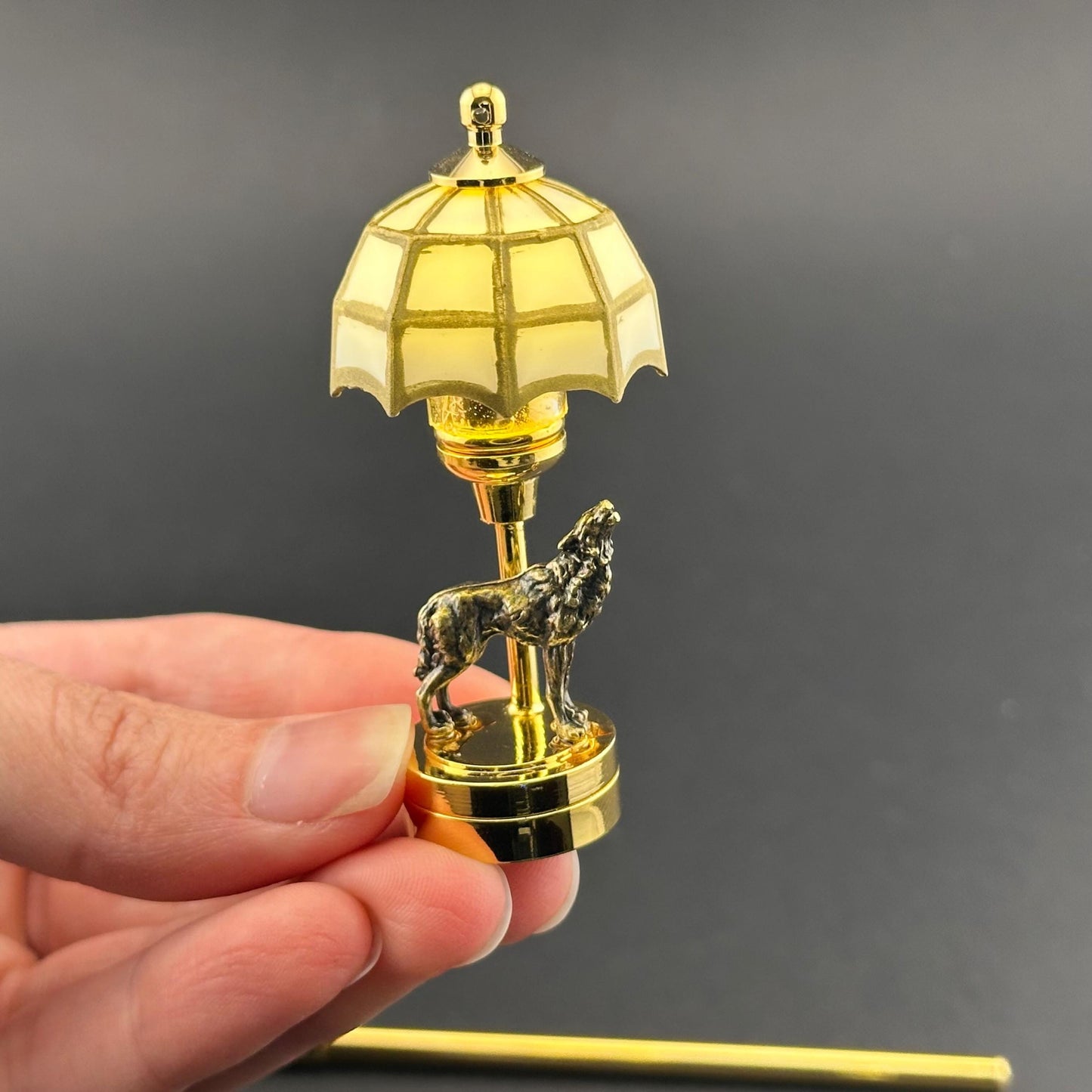 Miniature Touchless operation with Wand  1:12 table lamp LED for Dollhouse No-touch No-Switch Stick Moonlit Howling Wolf Table Lamp